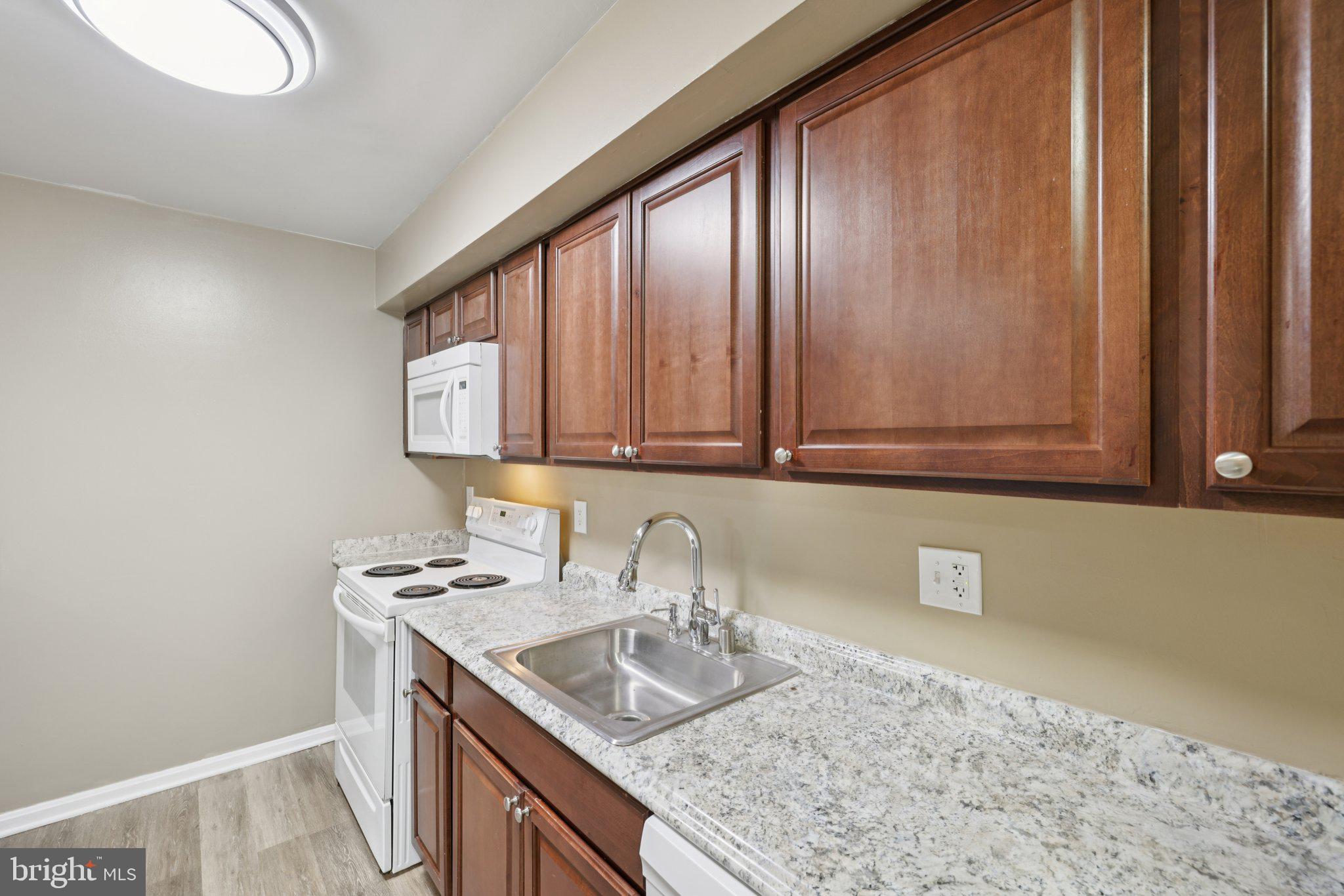 WHISKEY BOTTOM SQUARE - Residential