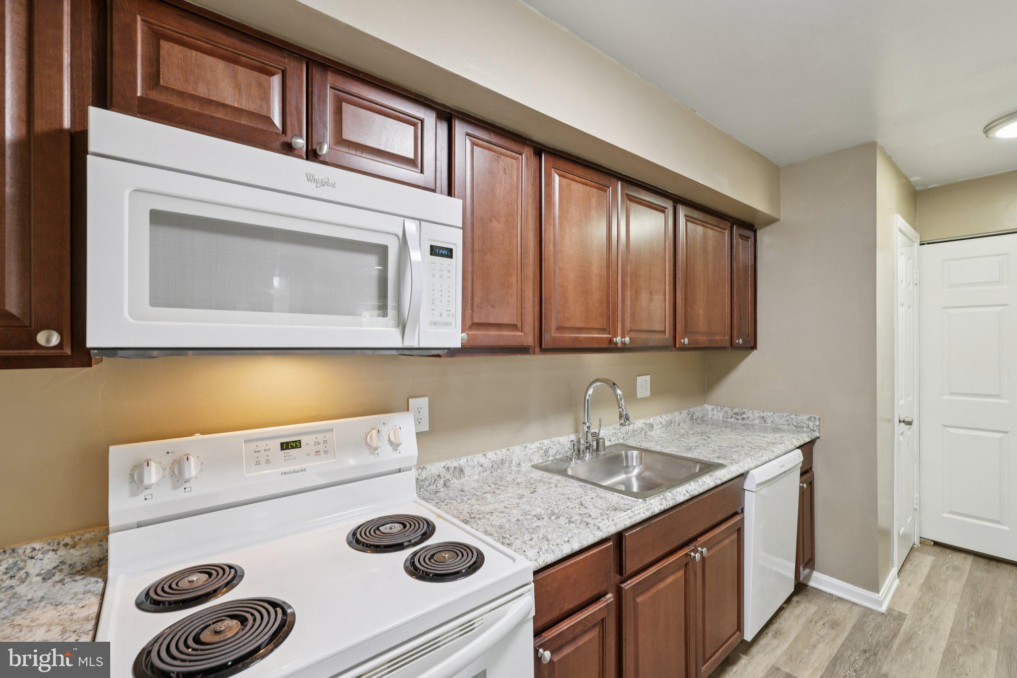 WHISKEY BOTTOM SQUARE - Residential