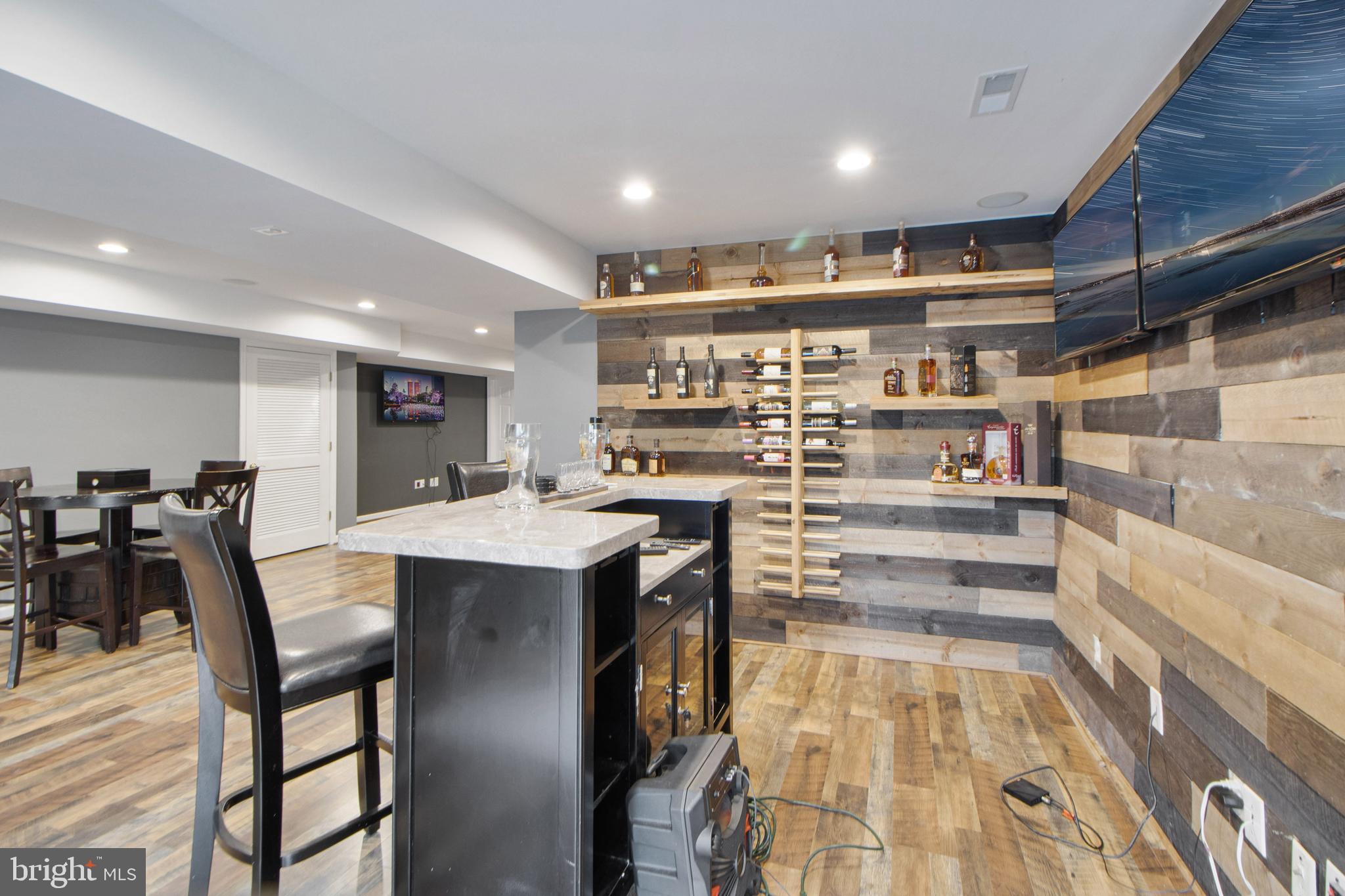 ISLAND CREEK WOODS - Residential