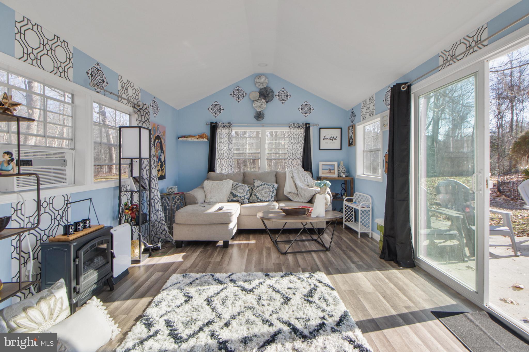 ISLAND CREEK WOODS - Residential