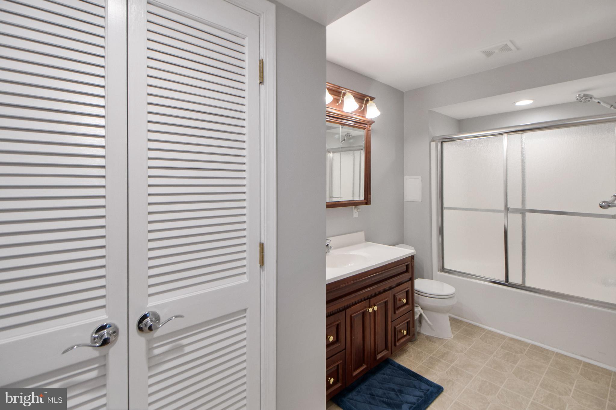 ISLAND CREEK WOODS - Residential