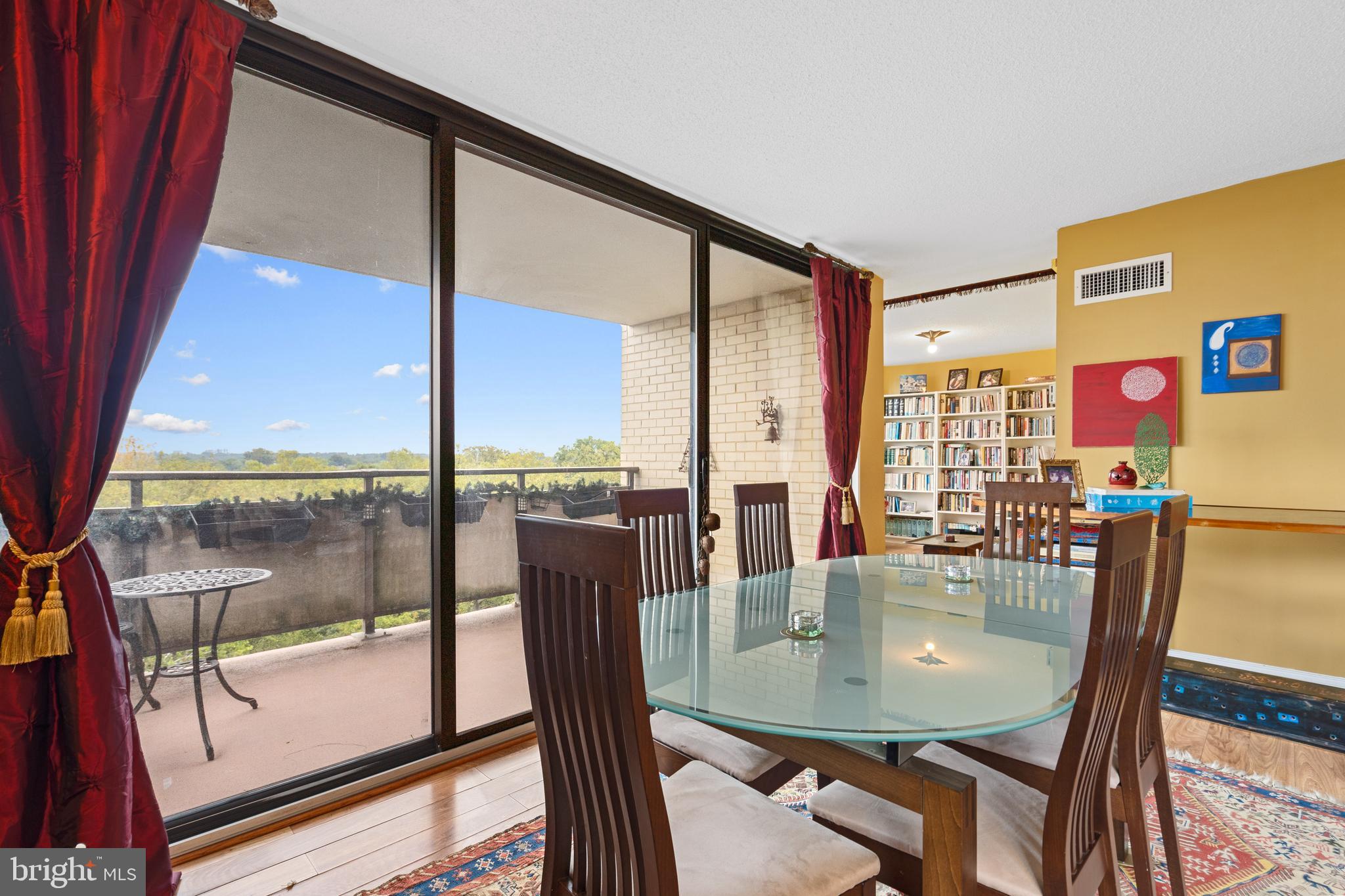 PROMENADE TOWERS - Residential