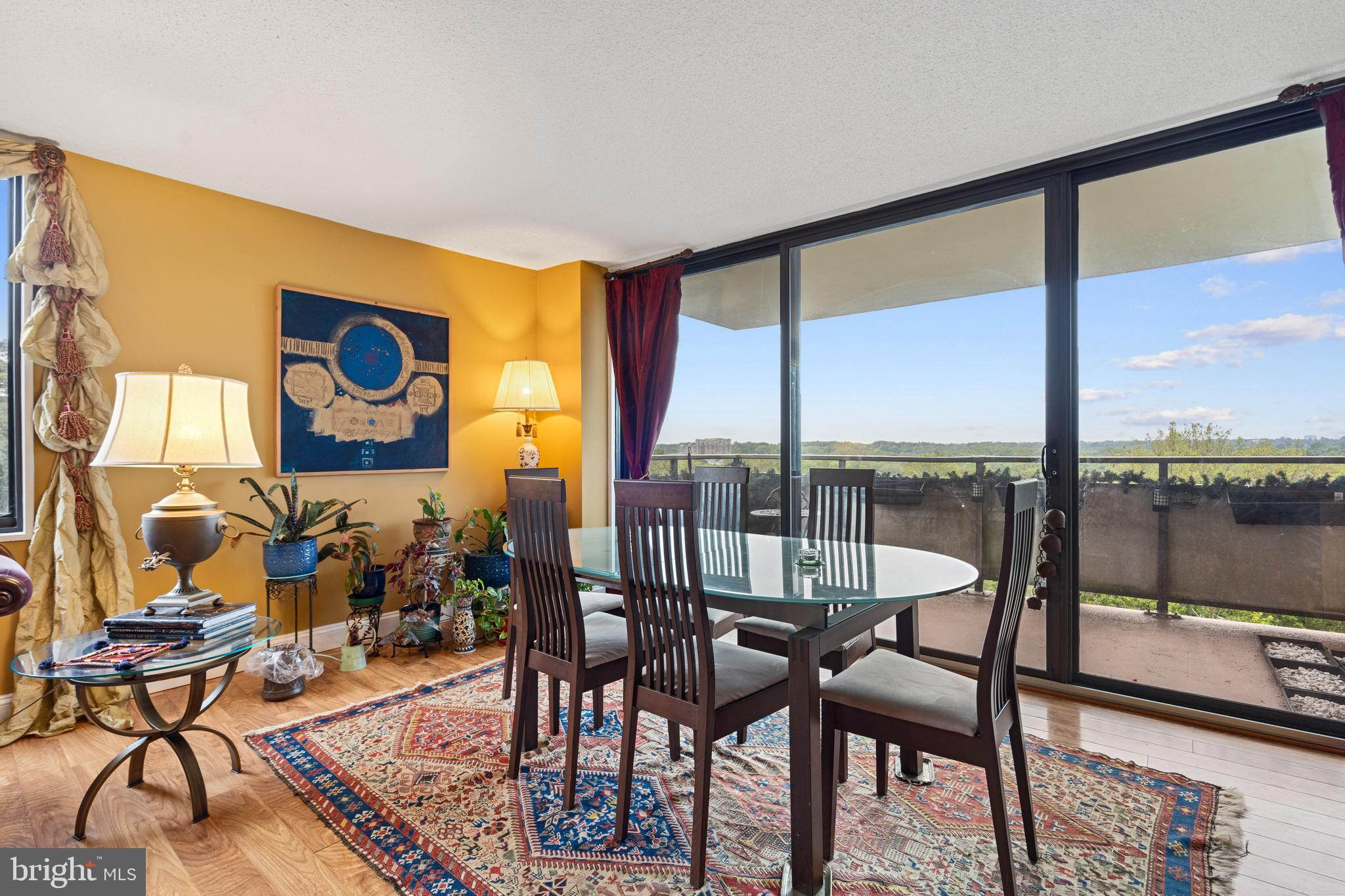 PROMENADE TOWERS - Residential