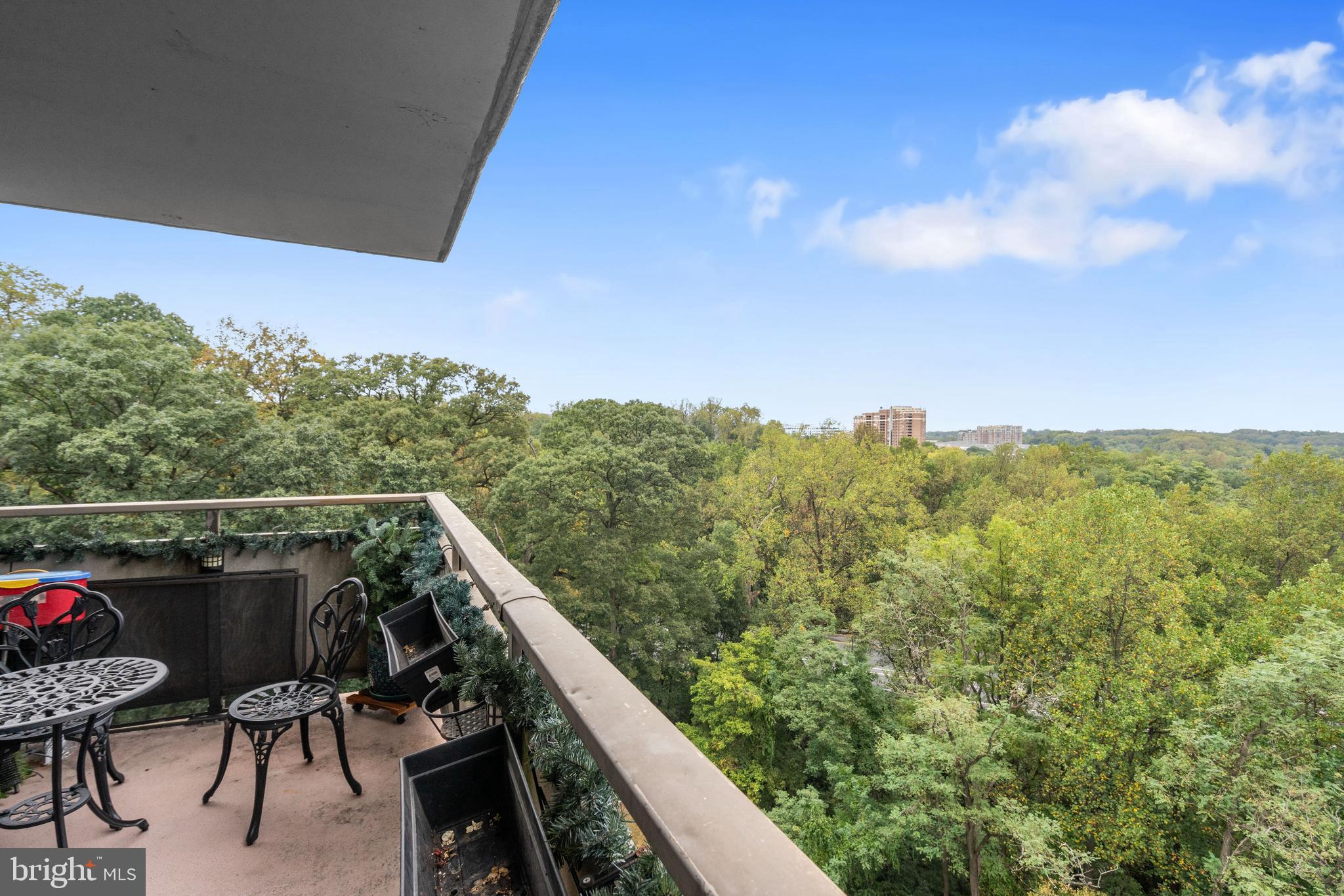 PROMENADE TOWERS - Residential