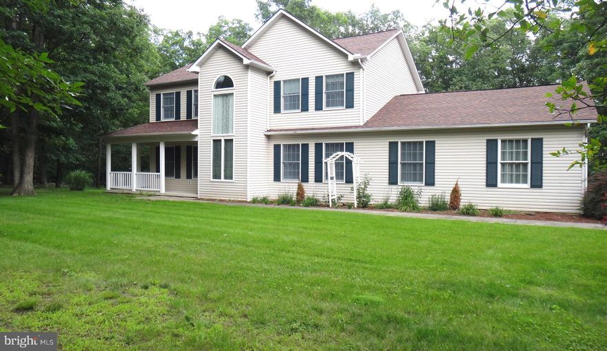 IMMACULATE 3 BEDROOM AND 3 BATH HOME SITUATED ON 1.18 WOODED ACRES IN PRESTIGIOUS SUBDIVISION. KITCHEN FEATURES CERAMIC TILE FLOORS, GRANITE COUNTERTOPS, AND A BREAKFAST BAR ISLAND. MASTER BEDROOM WITH A WALK IN CLOSET AND FULL BATH. 2ND BEDROOM FEATURES DOUBLE CLOSETS. WOOD FLOORS IN THE FAMILY ROOM. LARGE WINDOW LINED SUN ROOM OFF THE BACK OF THE HOUSE WHICH LEADS TO A DECK AND ABOVE GROUND POOL