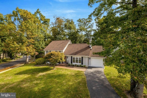 Photo of 515 Woodland Court NW, VIENNA, VA 22180 (MLS # VAFX2346172)
