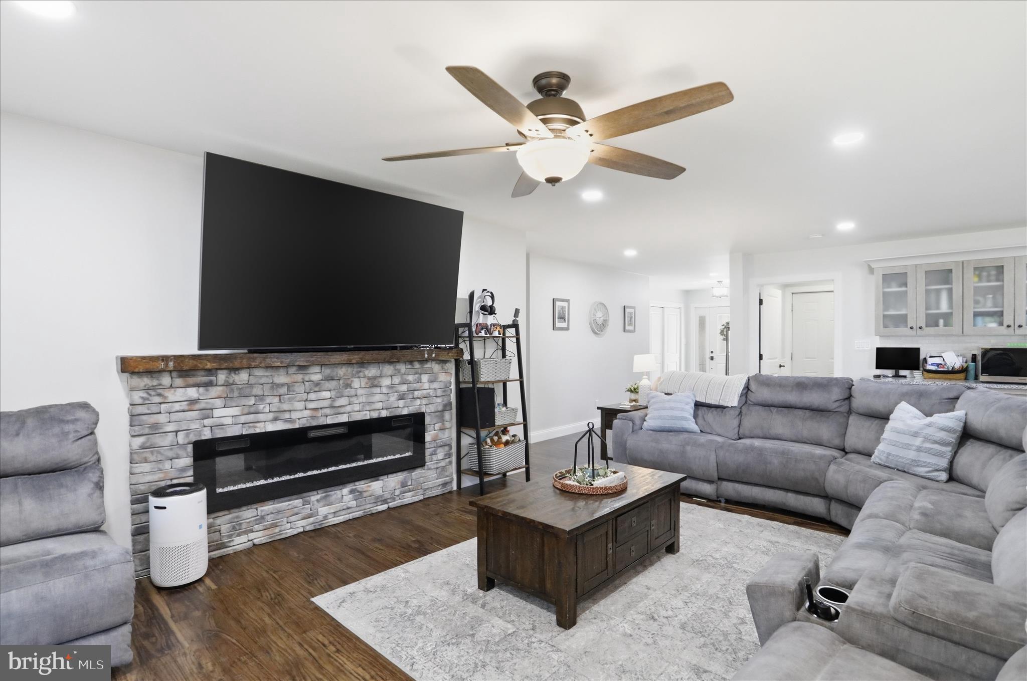 DOWDEN HILLS - Residential