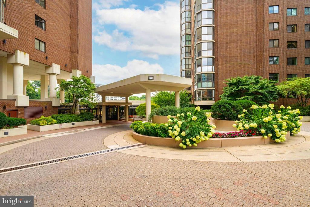 Photo of 1600 N Oak Street #1204, ARLINGTON, VA 22209 (MLS # VAAR2063786)