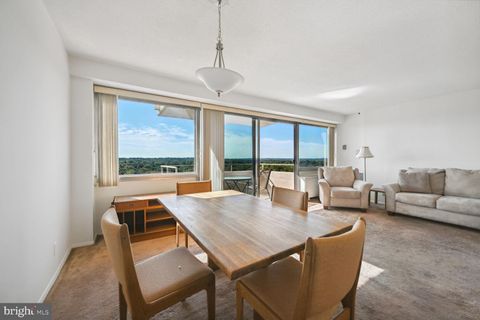 Photo of 4515 Willard Avenue #2208S, Chevy Chase, MD 20815 (MLS # MDMC2109328)