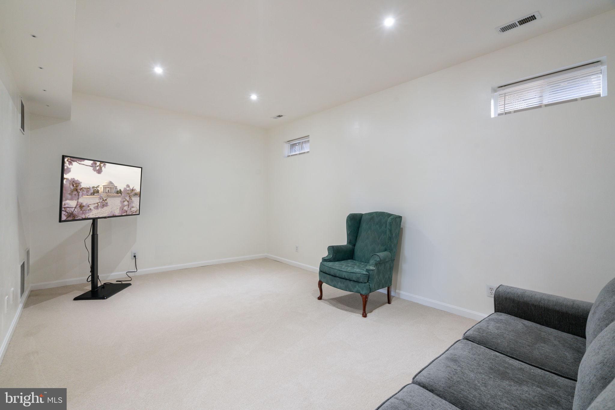 RIVER OAKS - Residential