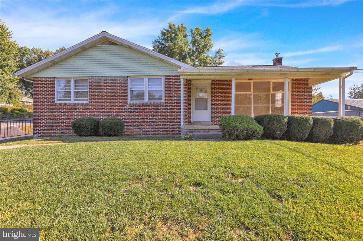 This beautifully updated ranch style home is one worth checking out. Located in Schuylkill Valley Schools. Offering 3 bedrooms. 1.5
bathrooms and a 2 car garage. The yard is spacious and has a large covered patio. Inside Features hardwood floors throughout most of
the home. The kitchen boasts stainless steel appliances and granite countertops. Looking for extra space there is an unfinished basement
with endless possibilities. Close to shopping, dining and major highways for commuting. Schedule your showing today!!