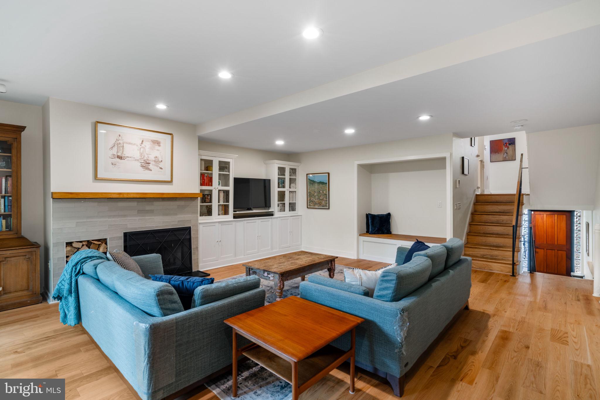 QUEEN VILLAGE - Residential