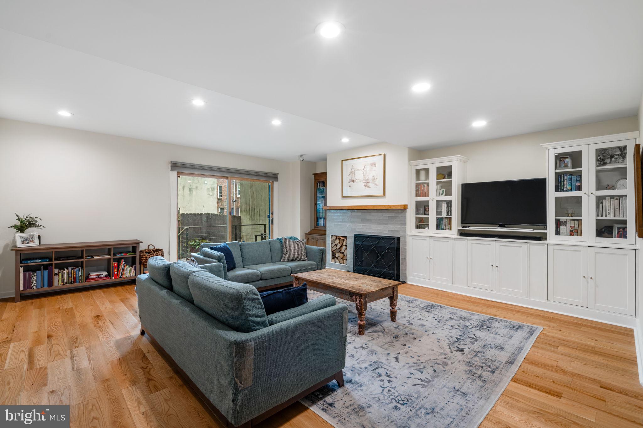 QUEEN VILLAGE - Residential