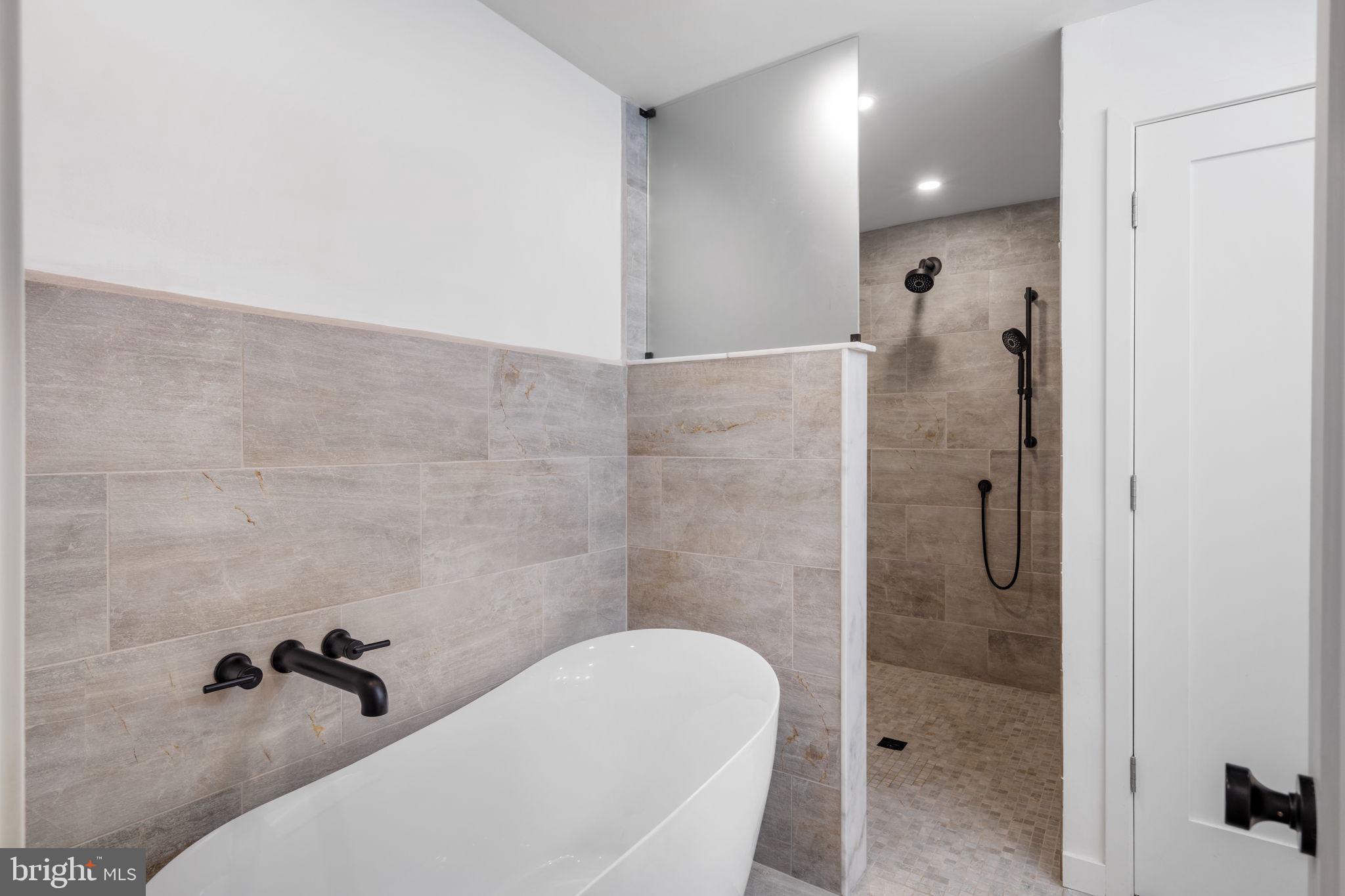 QUEEN VILLAGE - Residential