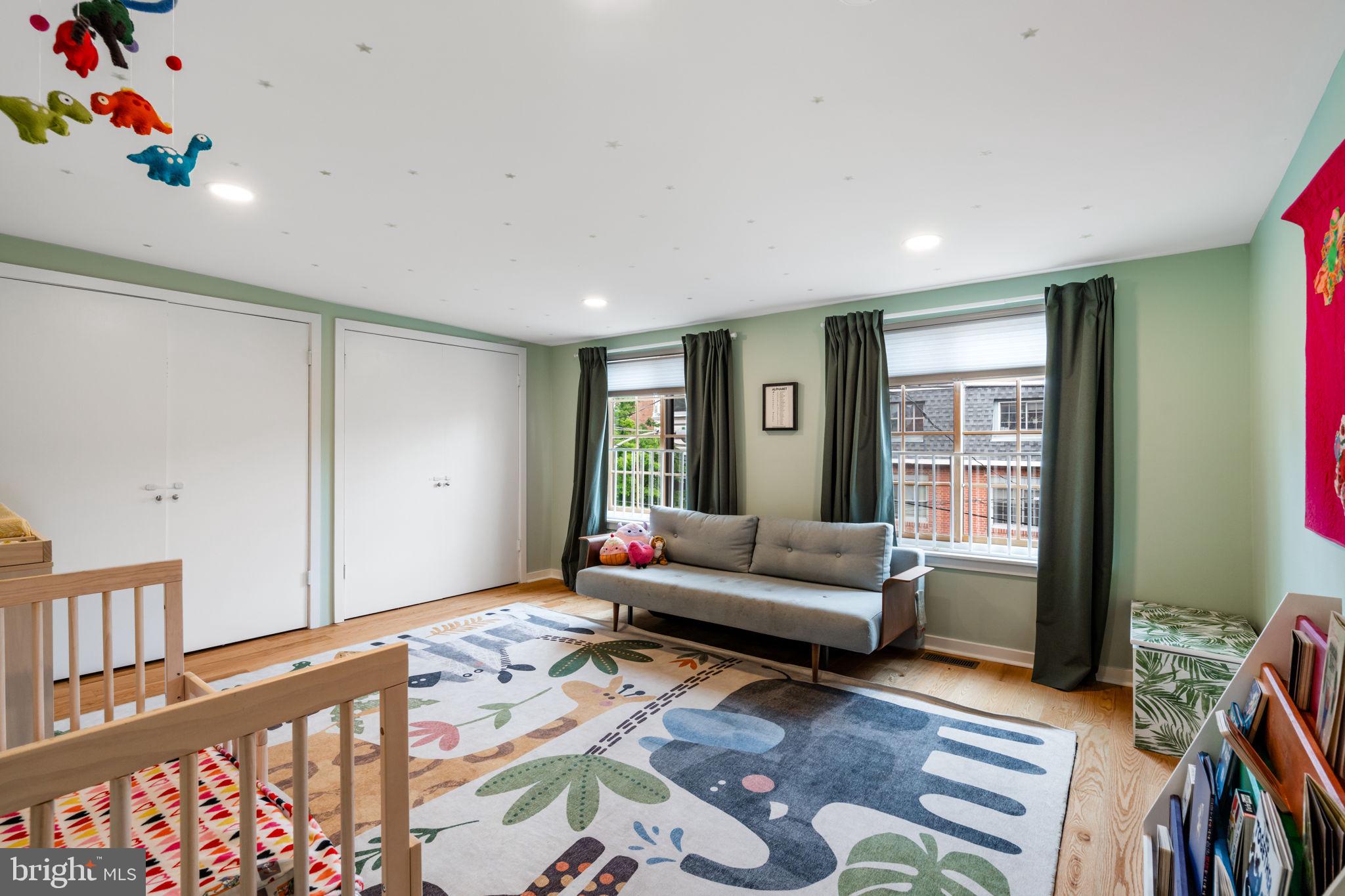 QUEEN VILLAGE - Residential