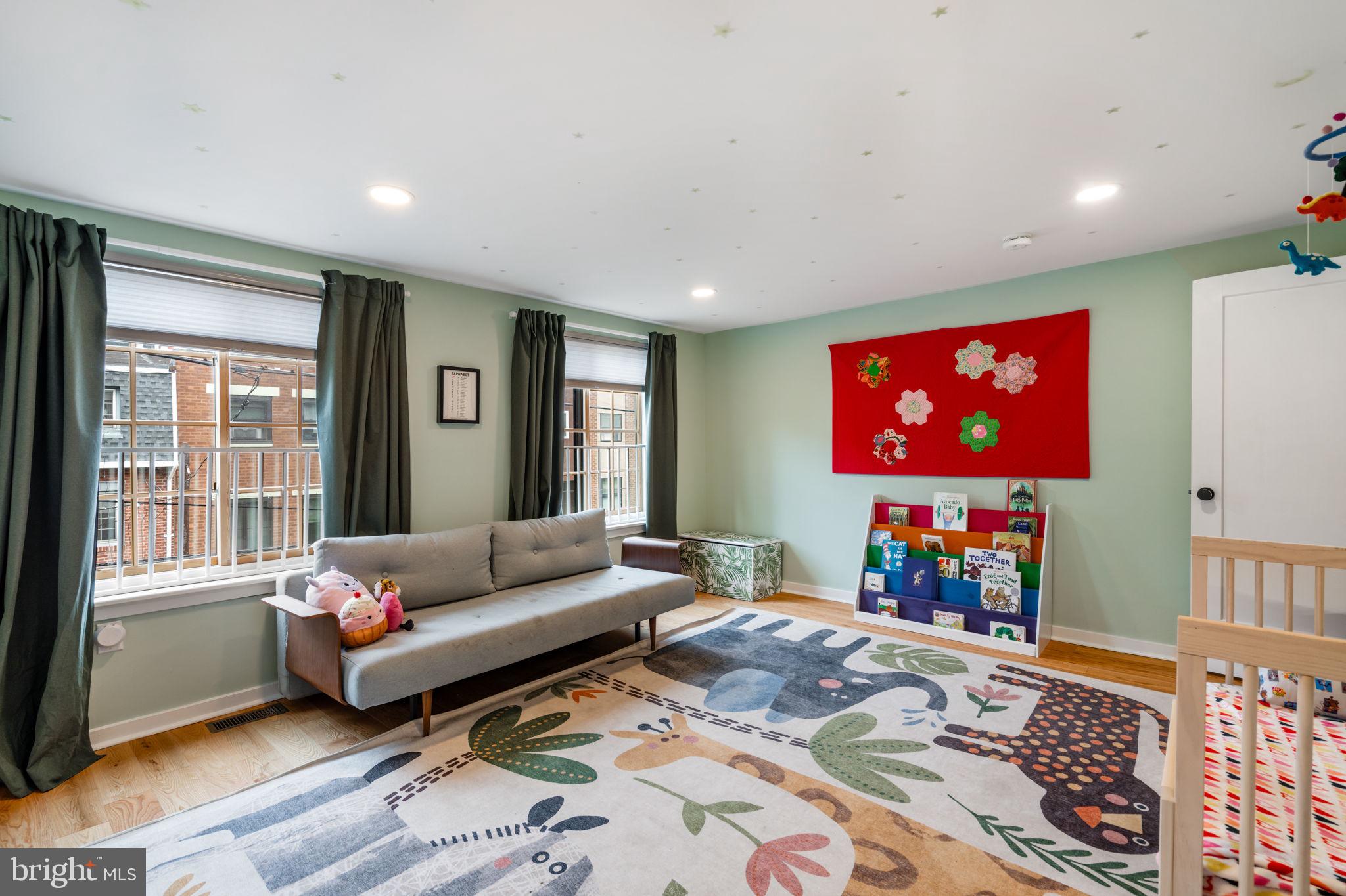 QUEEN VILLAGE - Residential