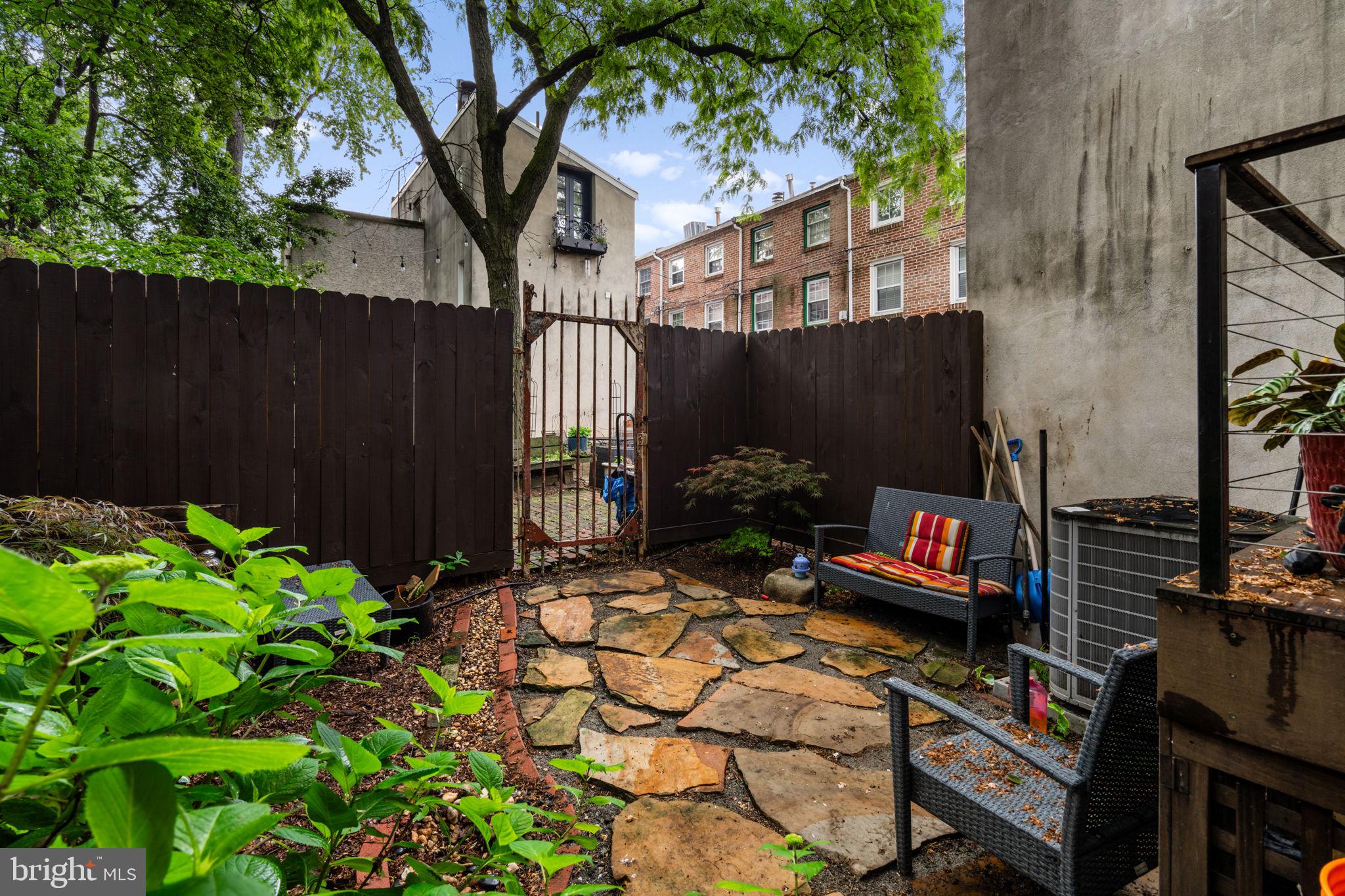 QUEEN VILLAGE - Residential