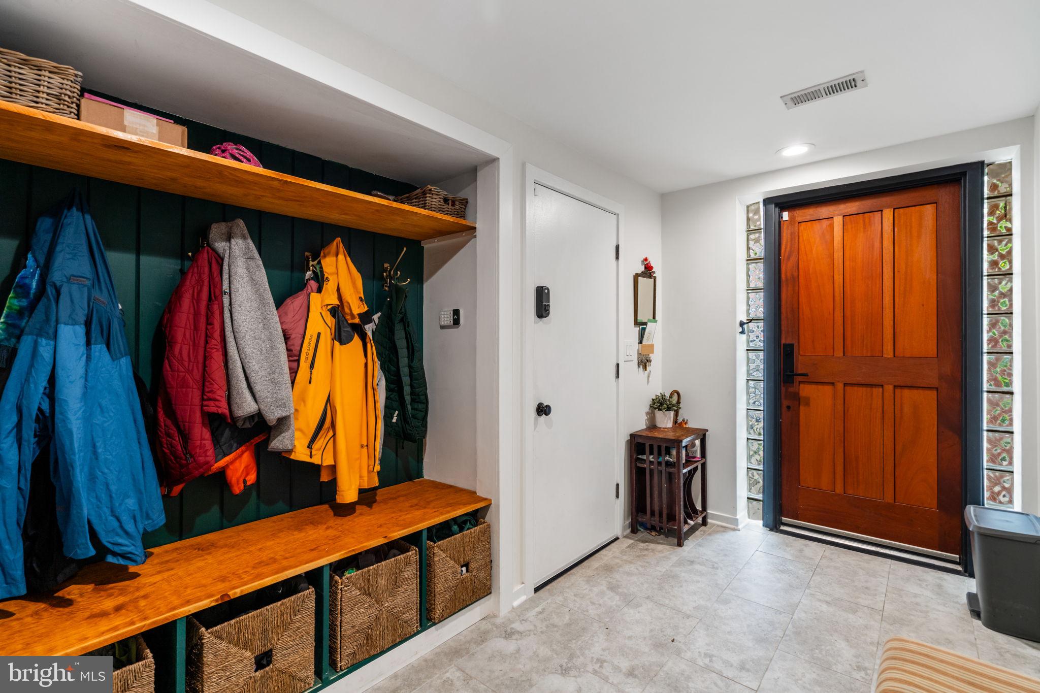 QUEEN VILLAGE - Residential