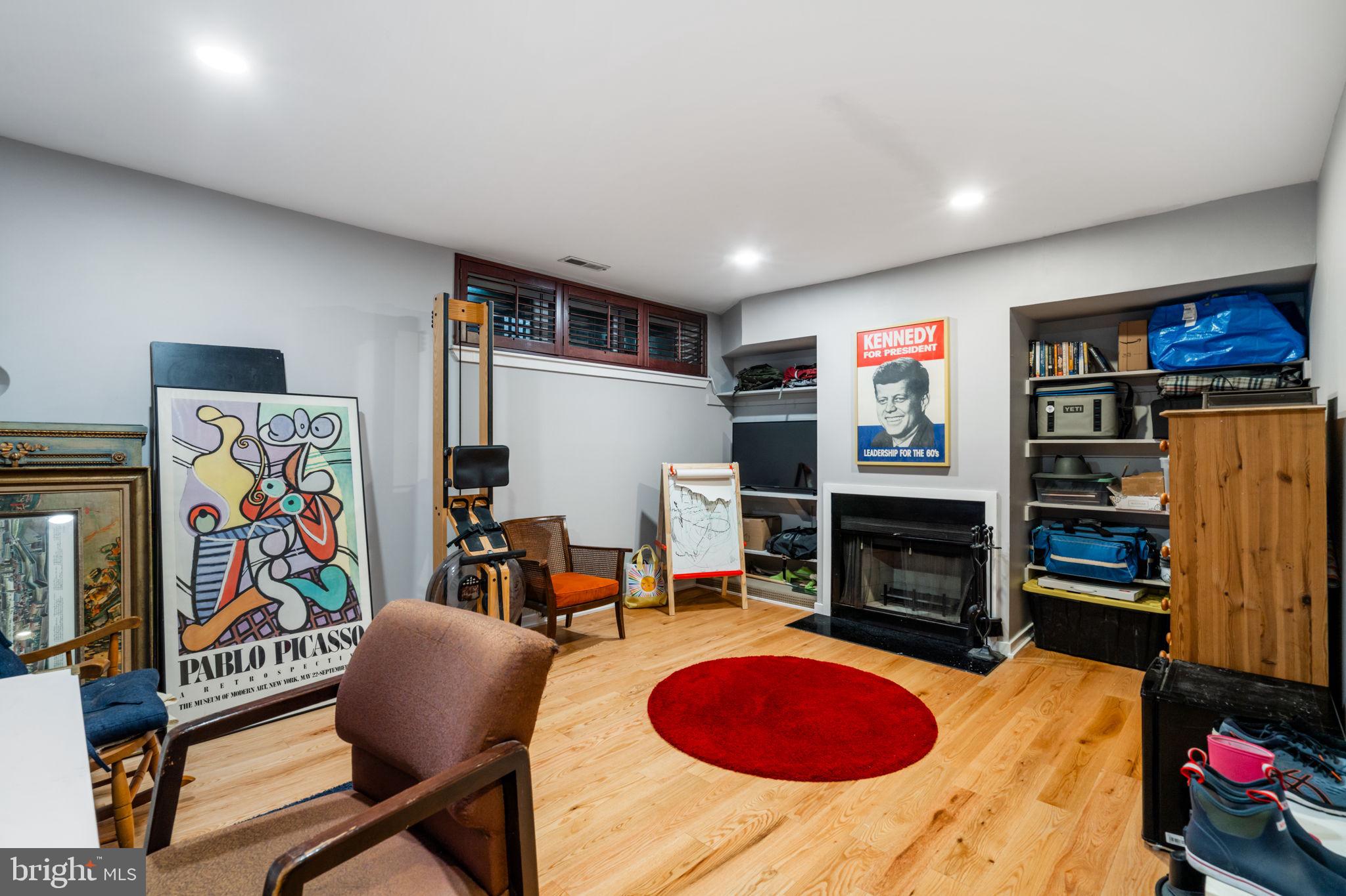 QUEEN VILLAGE - Residential