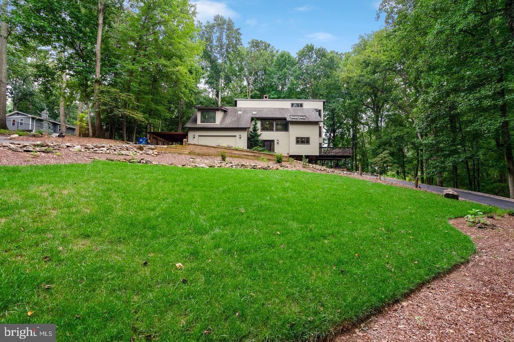 Photo of 10227 Lawyers Road, VIENNA, VA 22181 (MLS # VAFX2269954)
