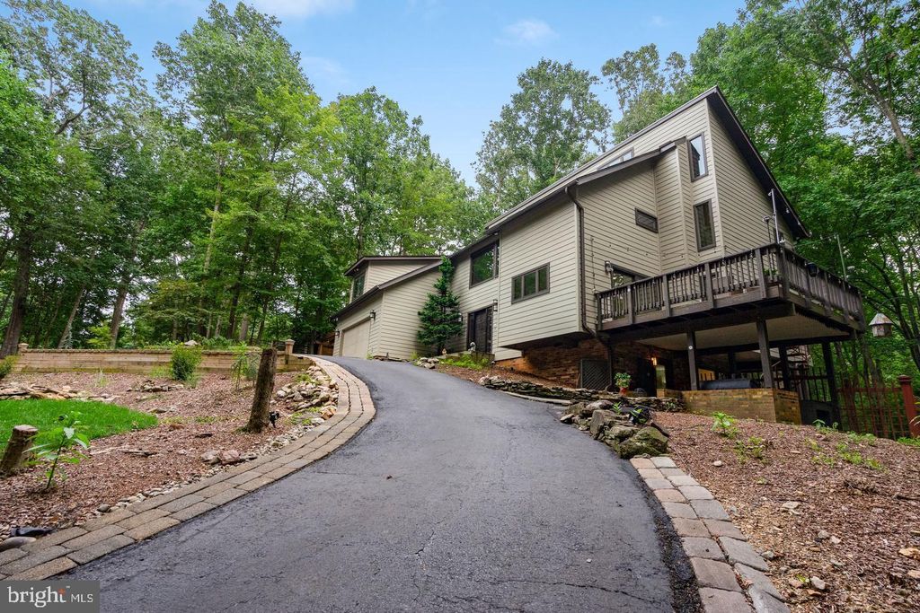 Photo of 10227 Lawyers Road, VIENNA, VA 22181 (MLS # VAFX2269954)