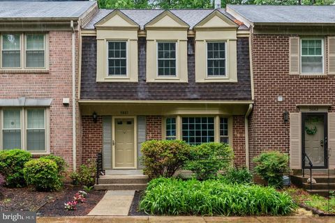Townhouse For Sale - 5661 Chelmsford Court<br/> BURKE, VA 22015
