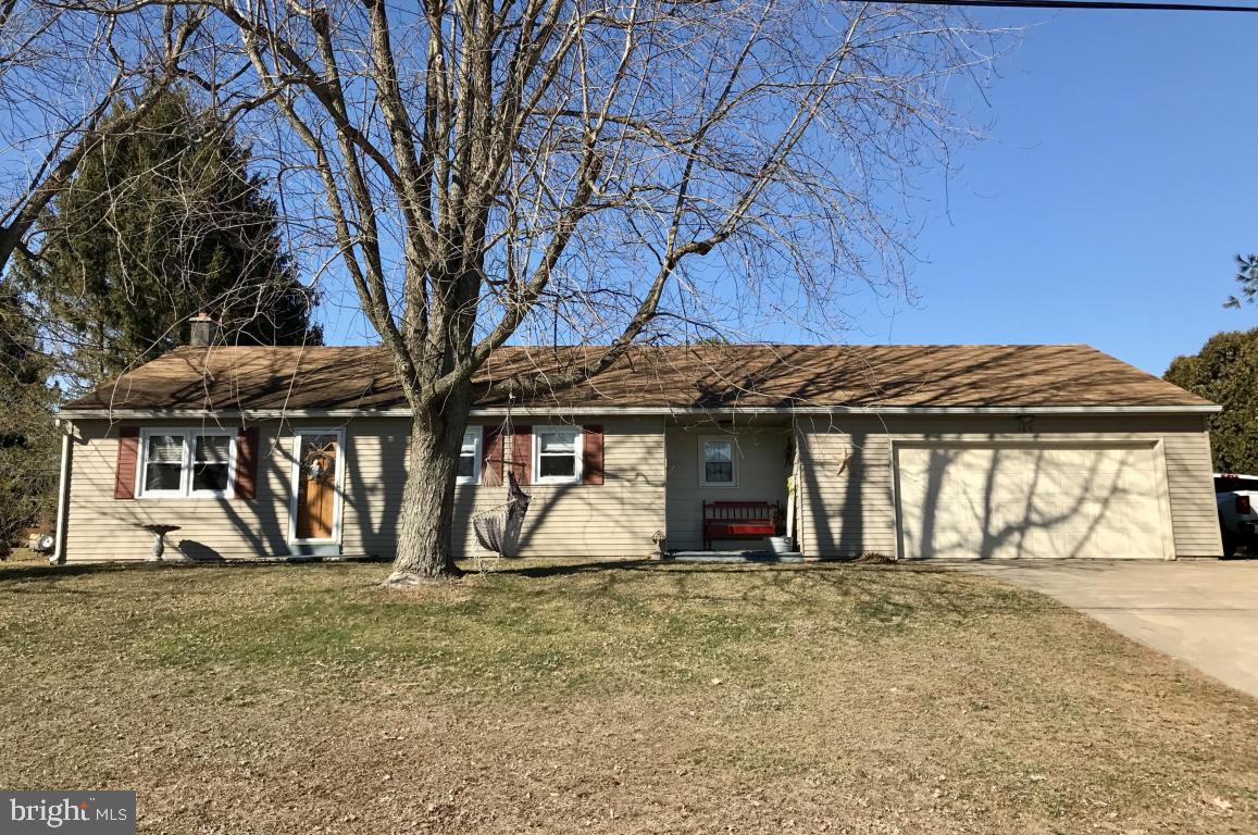 Country Rancher in nice open 1/2 acre lot. Oak kitchen, Oak hardwood floor in living room.