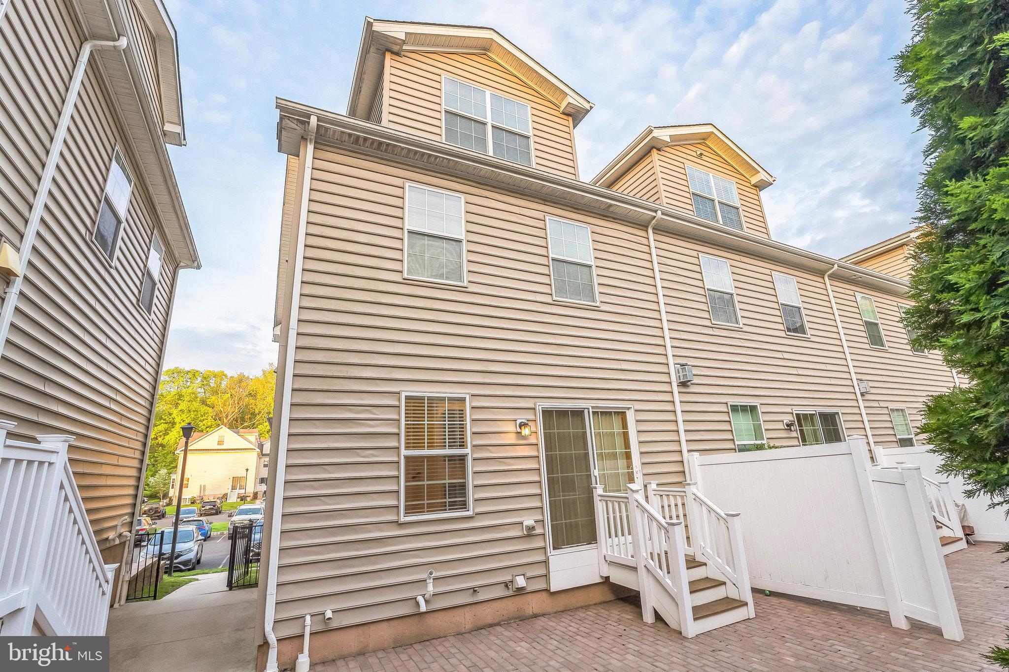 CARRIAGE HILL - Residential Lease