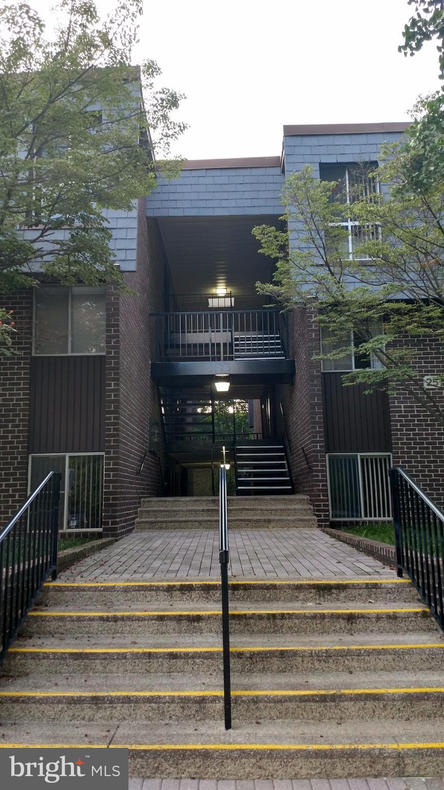 ABSOLUTELY BEAUTIFUL PENTHOUSE CONDO.2 BEDS 2 BATH. IN GATED COMMUNITY. NEW KITCHEN WITH GRANITE AND MARBLE. NEW CARPET, FRESHLY PAINTED.NEW HEATING/AC SYSTEM. HUGE BALCONY. POOL.CONVENIENTLY LOCATED TO SHOPPING, RESTAURANTS AND MAJOR HIGHWAYS.