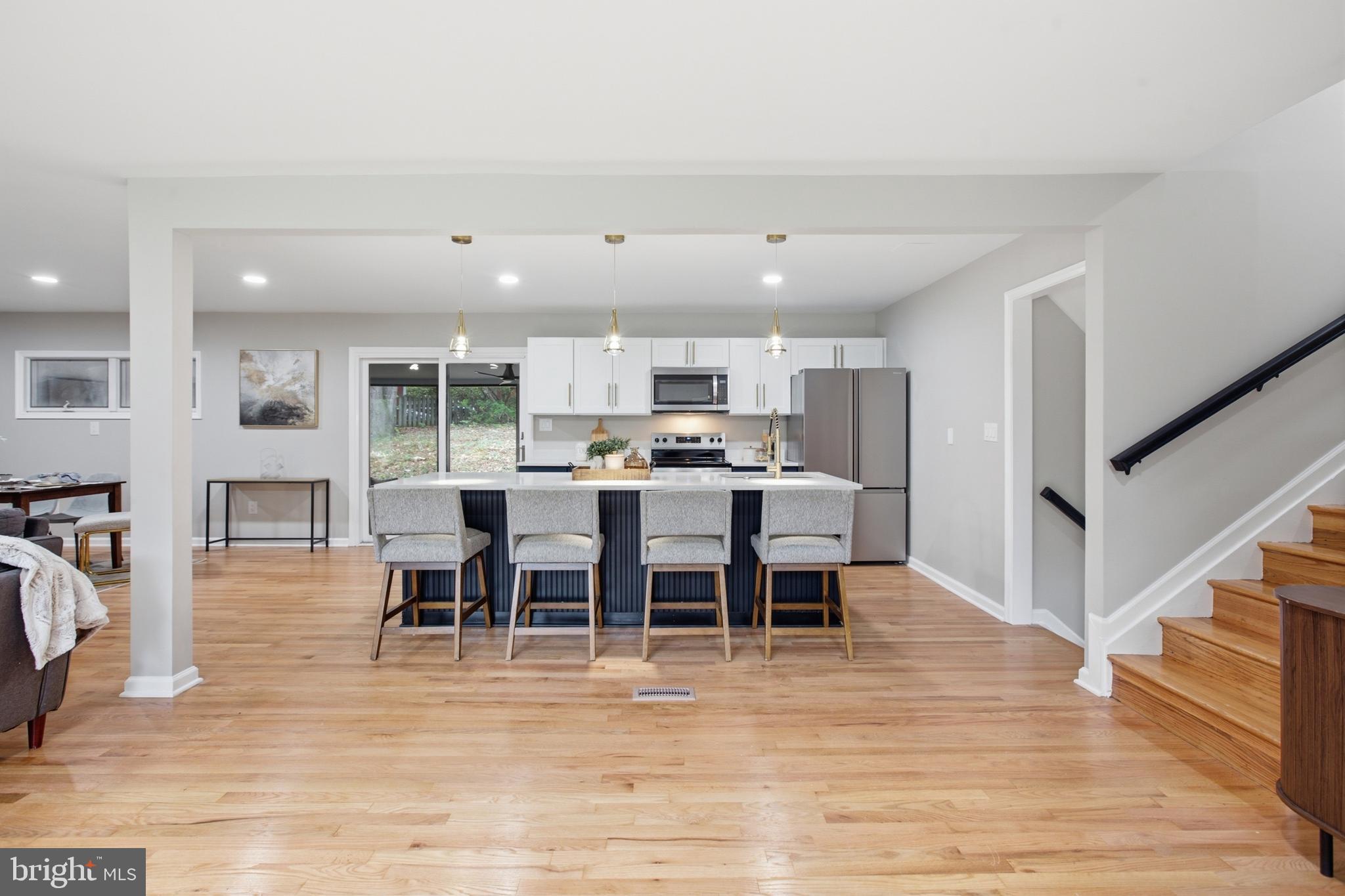 896 FOREST LANE