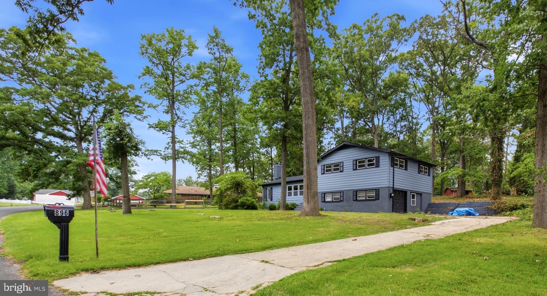 896 FOREST LANE