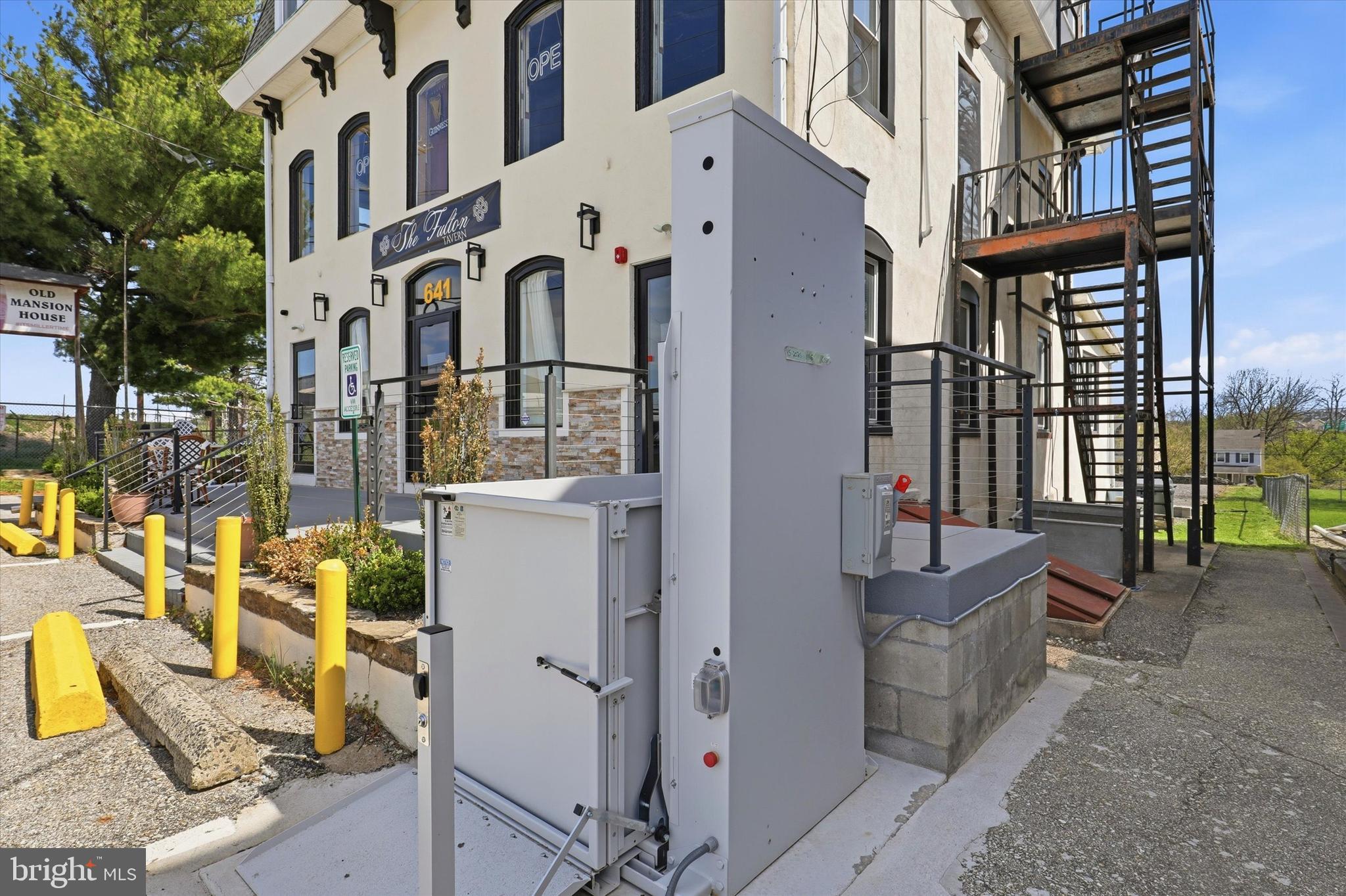 Main image without alt text