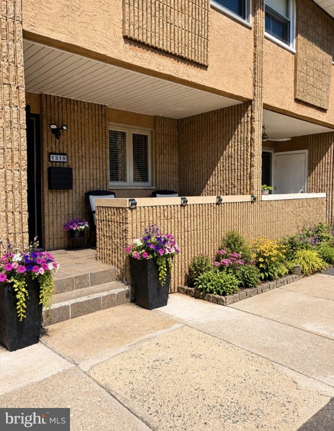 Townhouse For Sale - 1310 Germantown Avenue<br/> PHILADELPHIA, PA 19122