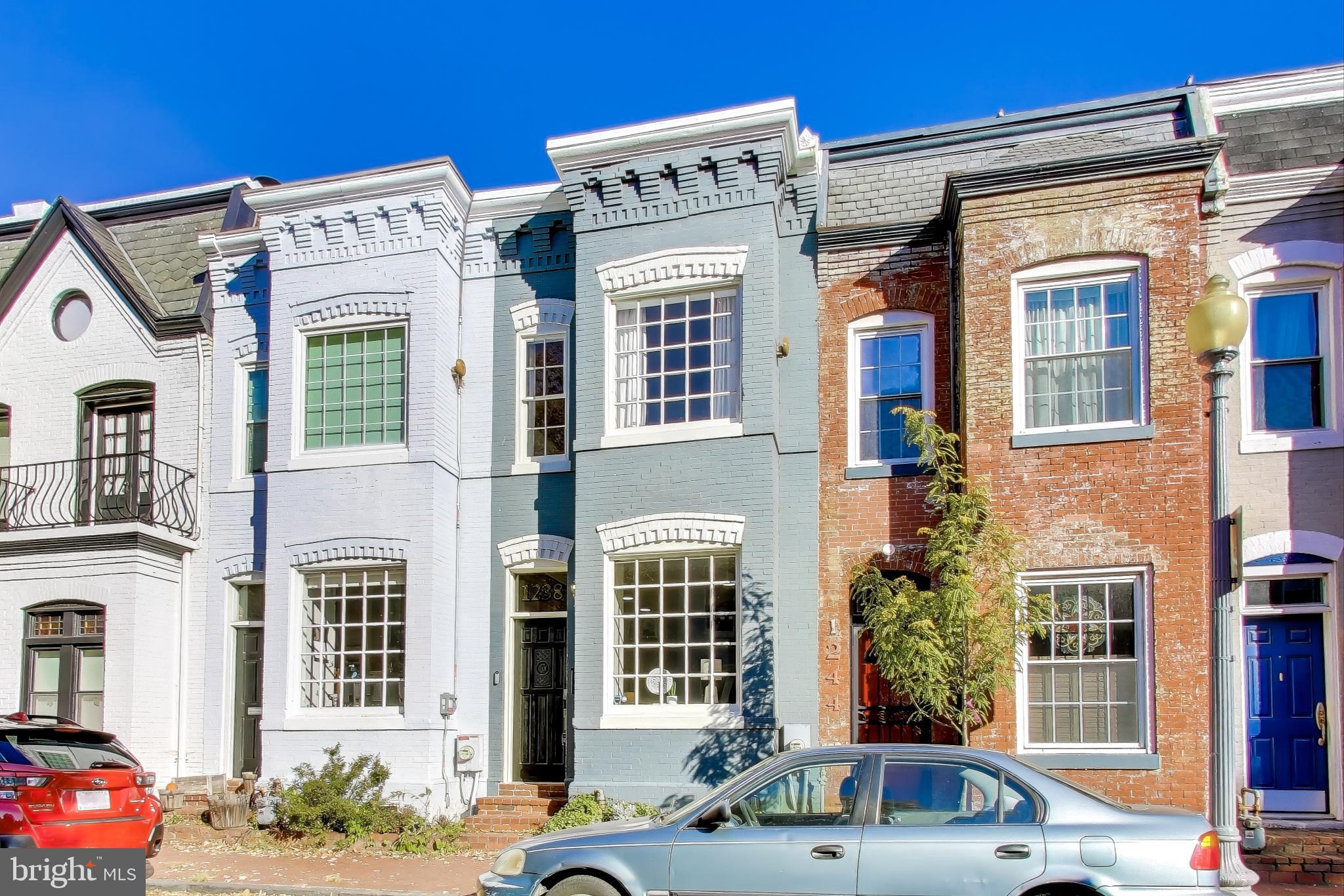 1238 LINDEN PLACE NE