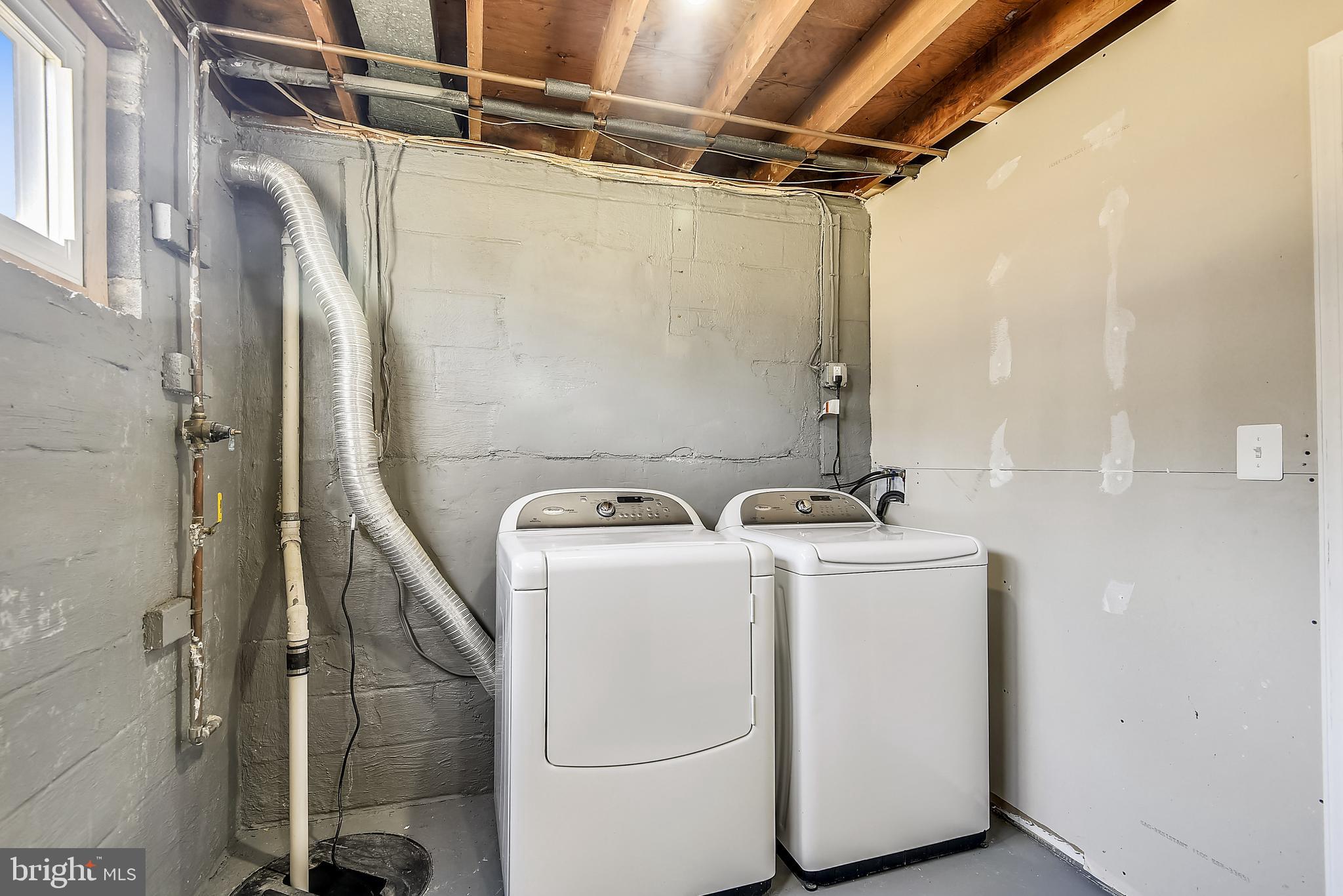 WILLIAMSBURG MANOR NORTH - Residential Lease