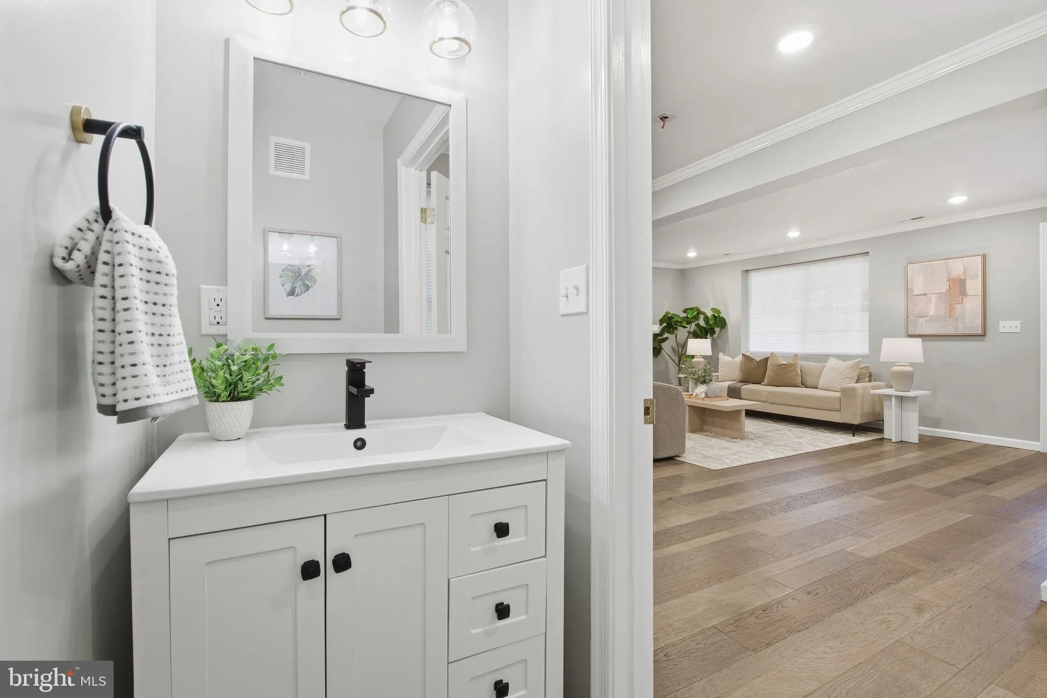 Baltimore, Maryland 21206, United States, 4 Bedrooms Bedrooms, ,4 BathroomsBathrooms,Residential,Pending,246158