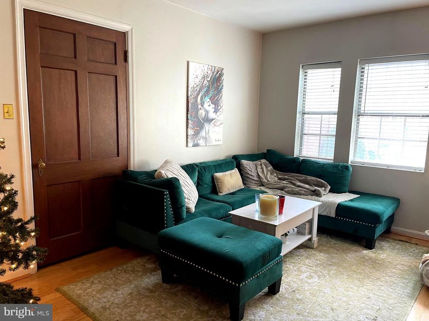 Welcome to the bright and beautiful recently updated 1 bed/1 bath condo in Arlington! This upper level unit boasts a renovated kitchen with new Shaker style cabinets and quartz countertops. Hardwood floors throughout. Renovated bath and freshly painted. Off street parking. Terrific location. Easy walk to Courthouse and Rosslyn metro, restaurants and shops!