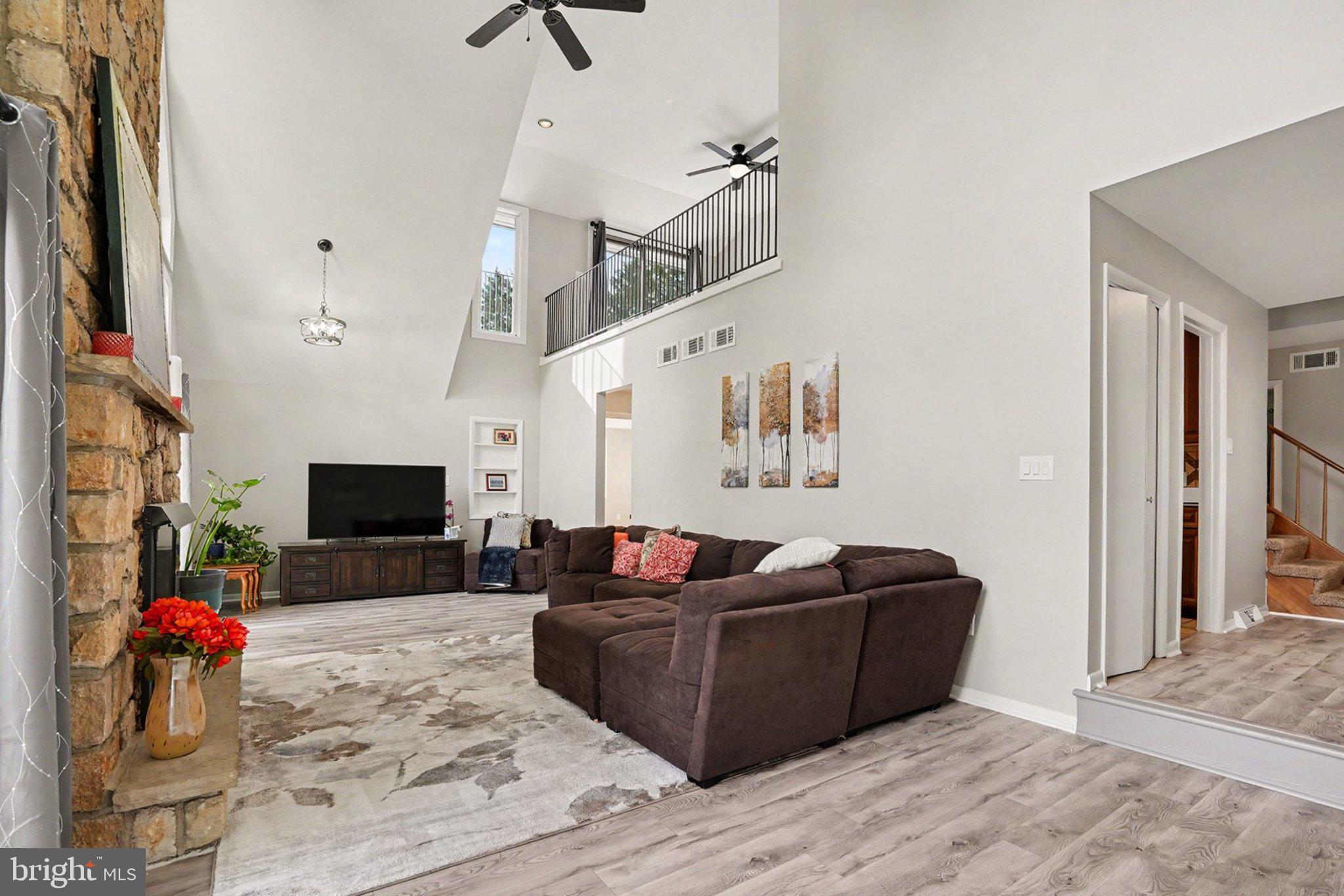 811 WELLINGTON DRIVE