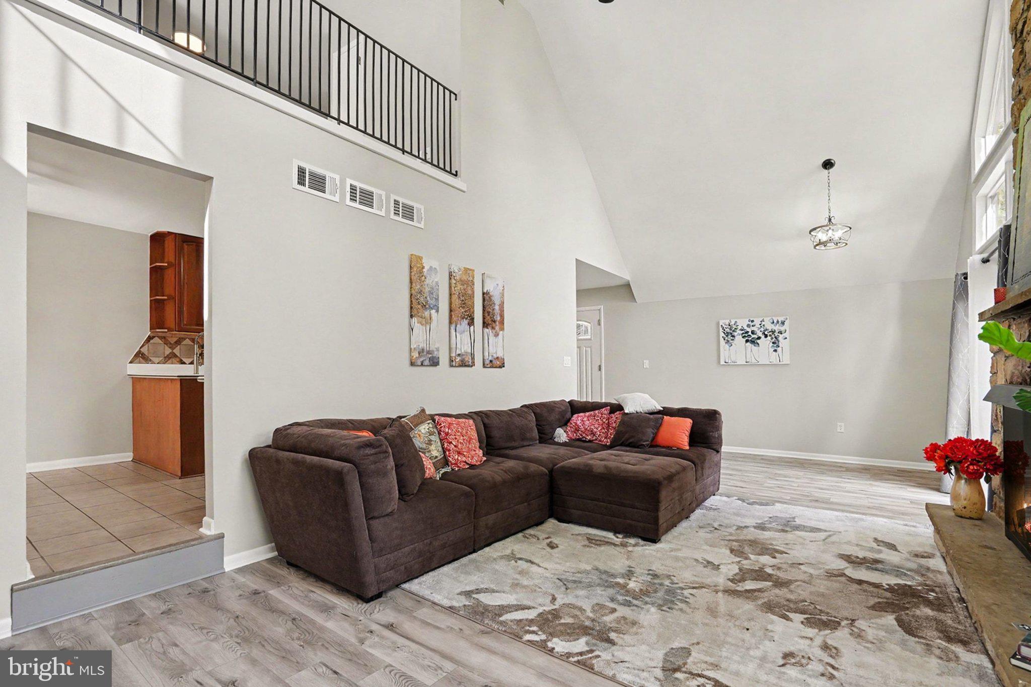 811 WELLINGTON DRIVE