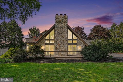 Photo of 811 Wellington Drive, CARLISLE, PA 17013 (MLS # PACB2052012)