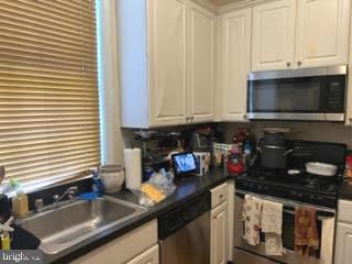 QUEEN VILLAGE - Commercial Sale