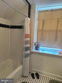 QUEEN VILLAGE - Commercial Sale