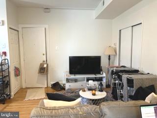 QUEEN VILLAGE - Commercial Sale