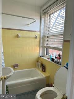 QUEEN VILLAGE - Commercial Sale