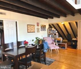 QUEEN VILLAGE - Commercial Sale