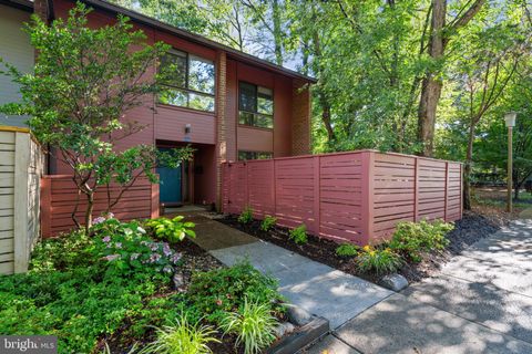 Photo of 11733 Indian Ridge Road, RESTON, VA 20191 (MLS # VAFX2317212)