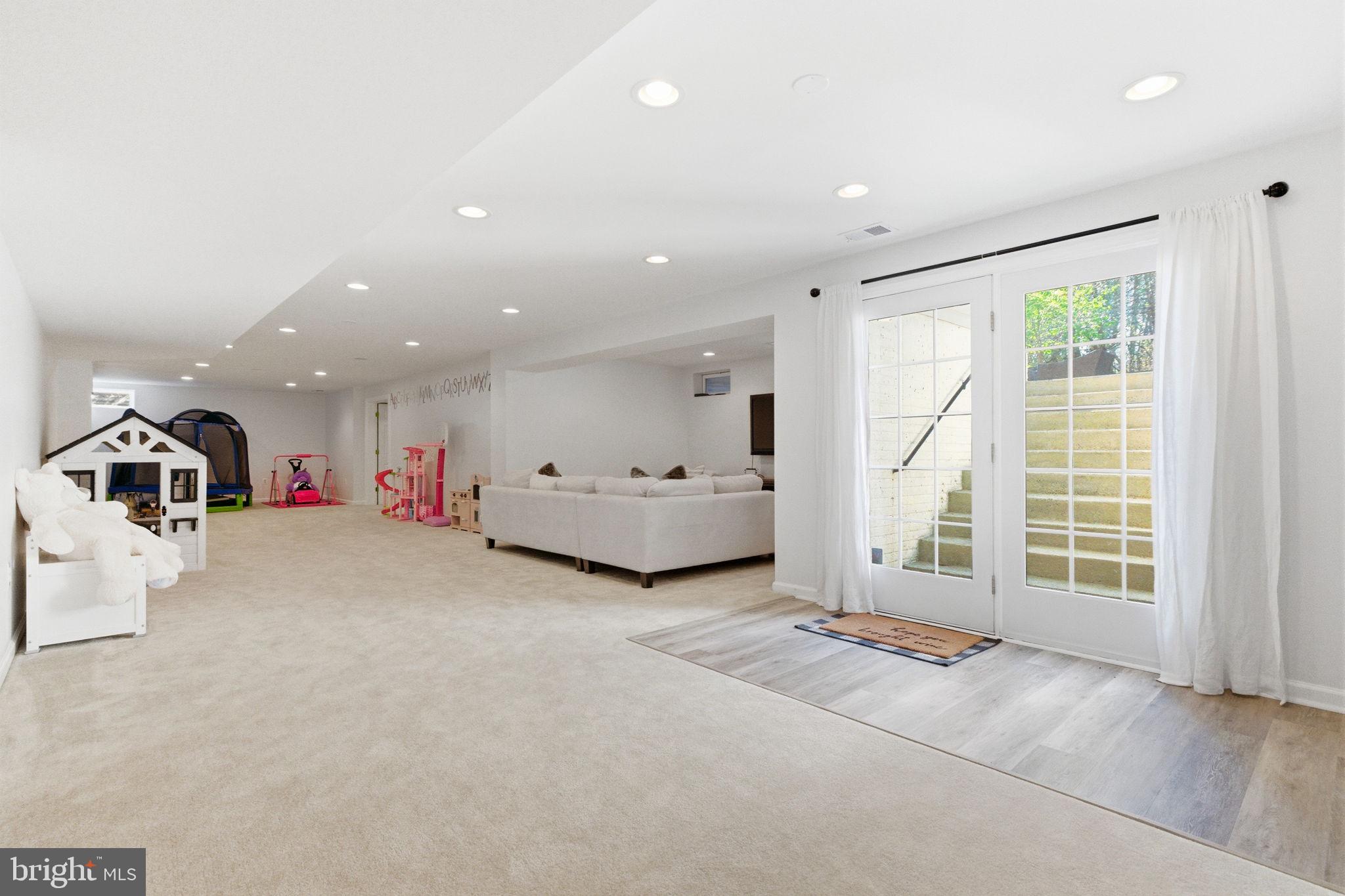 FOREST MANOR - Residential