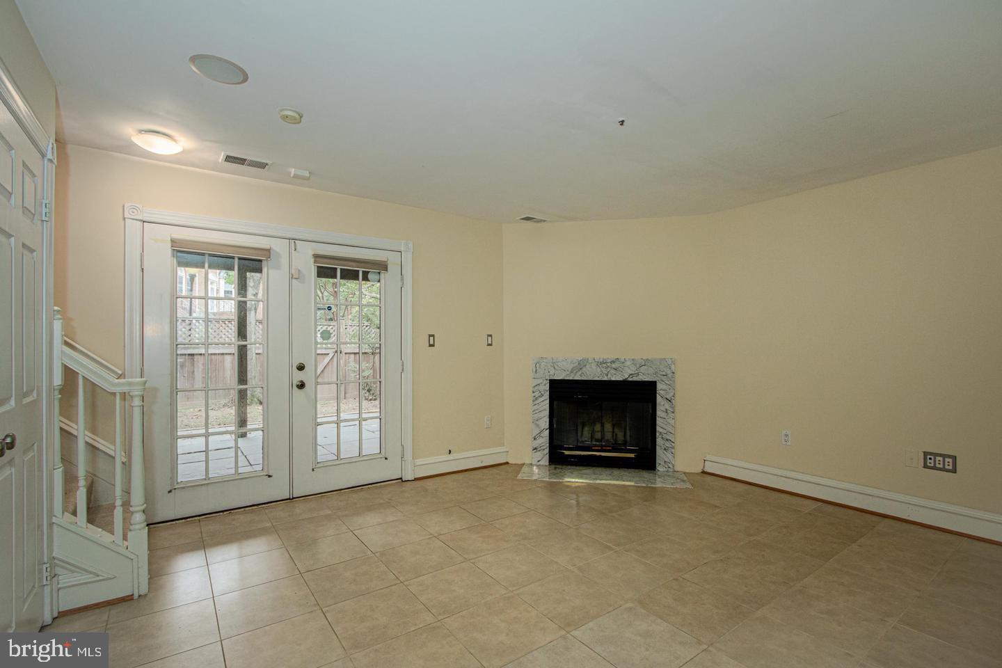 WHITLEY PARK CONDOMINIUM - Residential Lease