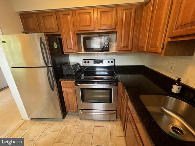 CAMBRIDGE COURTS - Residential Lease