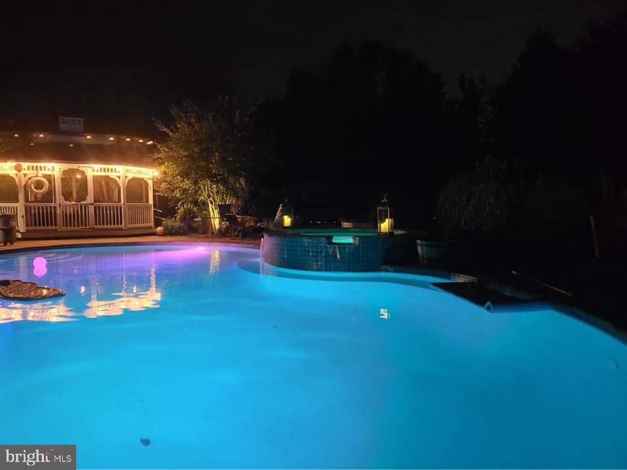 WILLOW CHASE - Residential